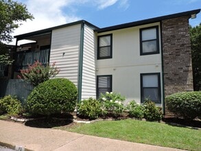 Building Photo - Convenient to schools, beaches, & shopping