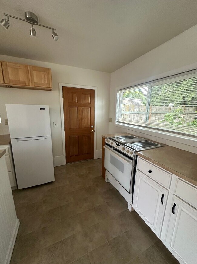 Building Photo - Cherry Ave Duplex