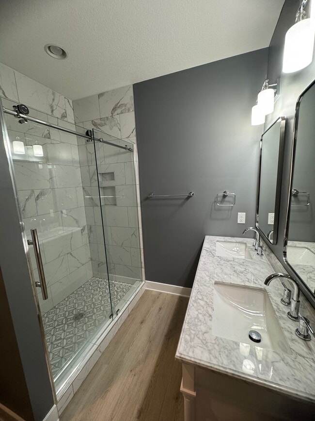 Building Photo - 1/2 OFF SECURITY DEPOSIT!!  2 Bedroom 2 bath Townhome in East Moline