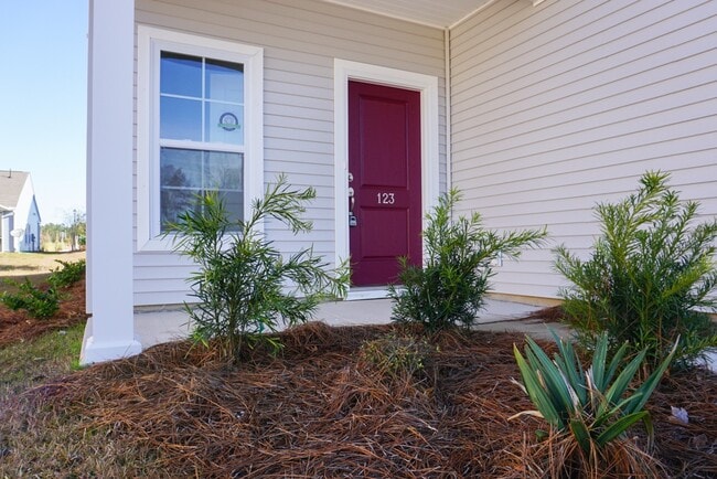 Building Photo - Lovely 3 bedroom 2 Bath Ranch with 2 Car Garage in Goose Creek