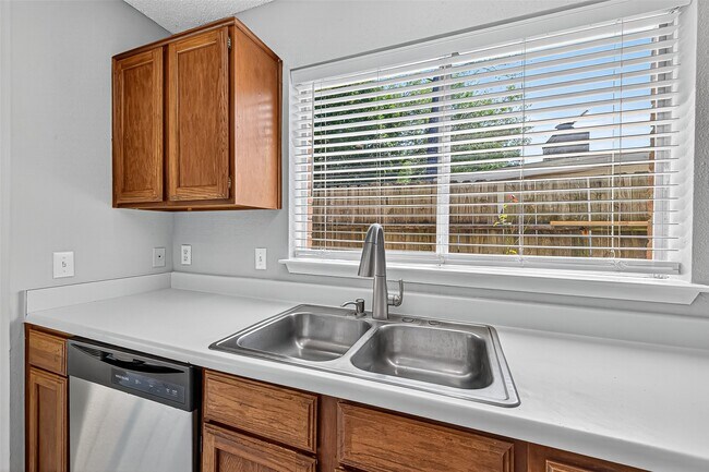 Building Photo - 4650 Glenvillage St