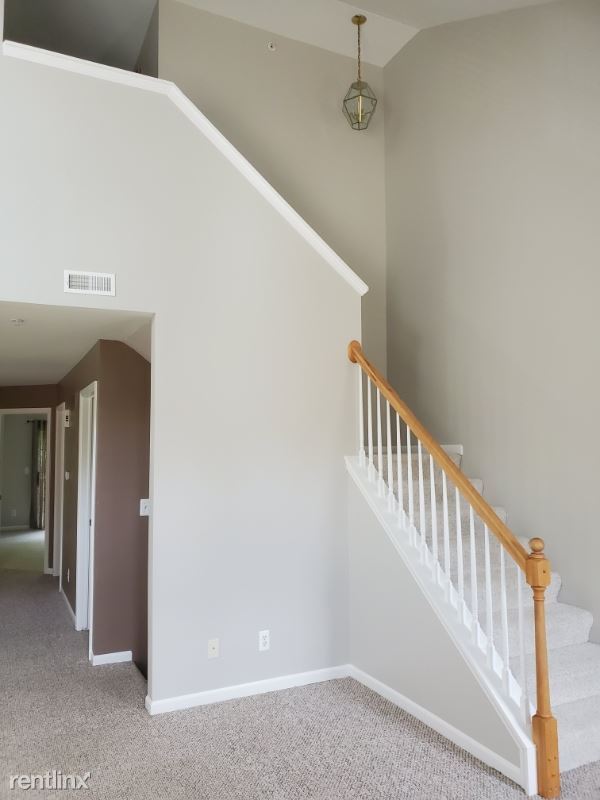 Building Photo - 3 br, 3 bath Condo - 16944 Farmington Rd