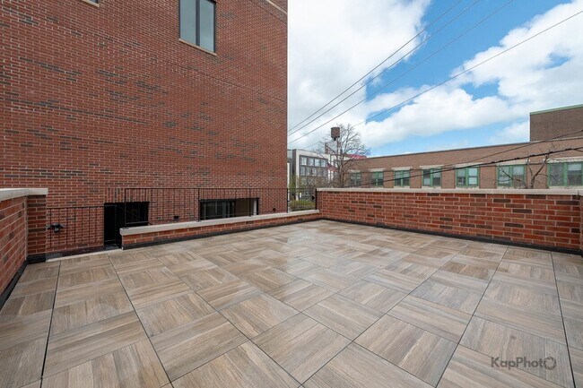 Building Photo - 901 W Cullerton St