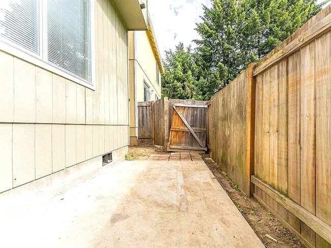 Building Photo - 176 SE 43rd Ave