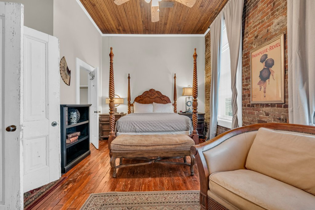 Building Photo - 515 College St