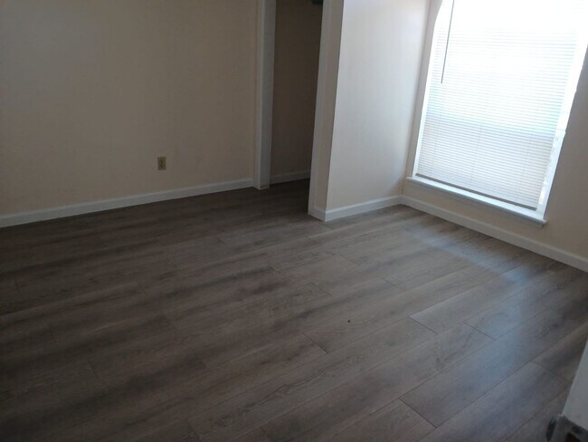 Building Photo - 4555 Sun Valley Dr