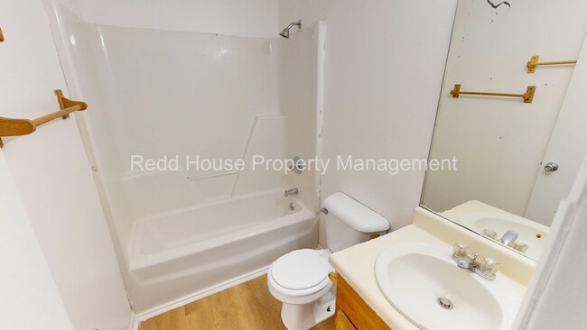 Building Photo - 111 Oakridge Cir
