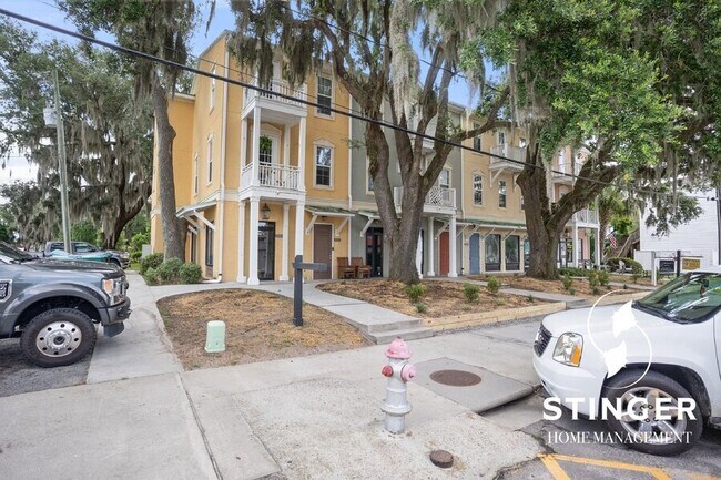 Building Photo - 828 Paris Ave