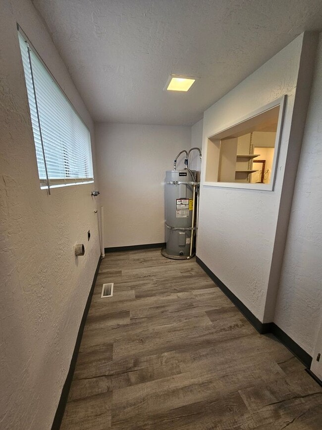 Building Photo - Almost 1300 sqft of Living Space with Plenty of Parking