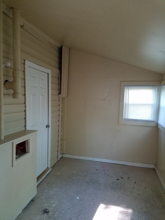 Building Photo - 3 bedroom 1 bathroom house in Edmond with central heat and air conditioning and washer/dryer hookup