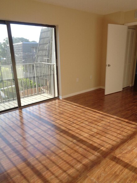 Building Photo - 505 5th Way