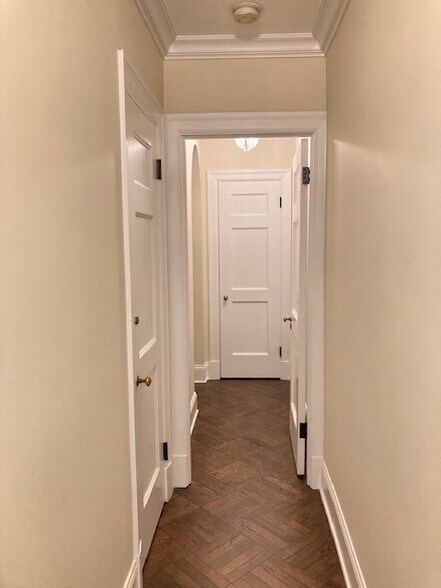 Hallway to Master bedroom - 2000 N Lincoln Park W