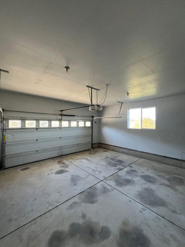 Building Photo - Beautiful Hilltop Country Home with Stunning Views