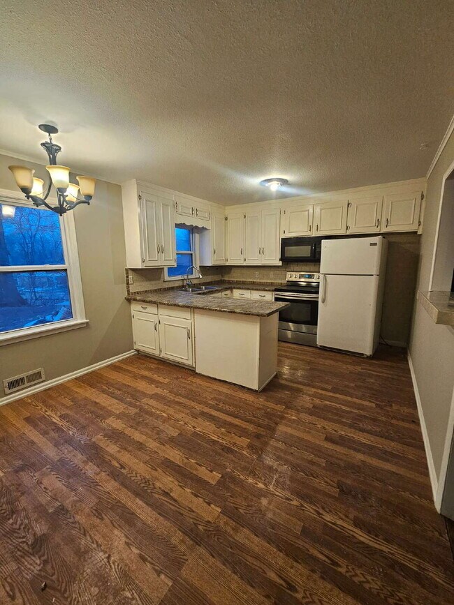 Building Photo - 4 BEDROOM RANCH with BIG YARD
