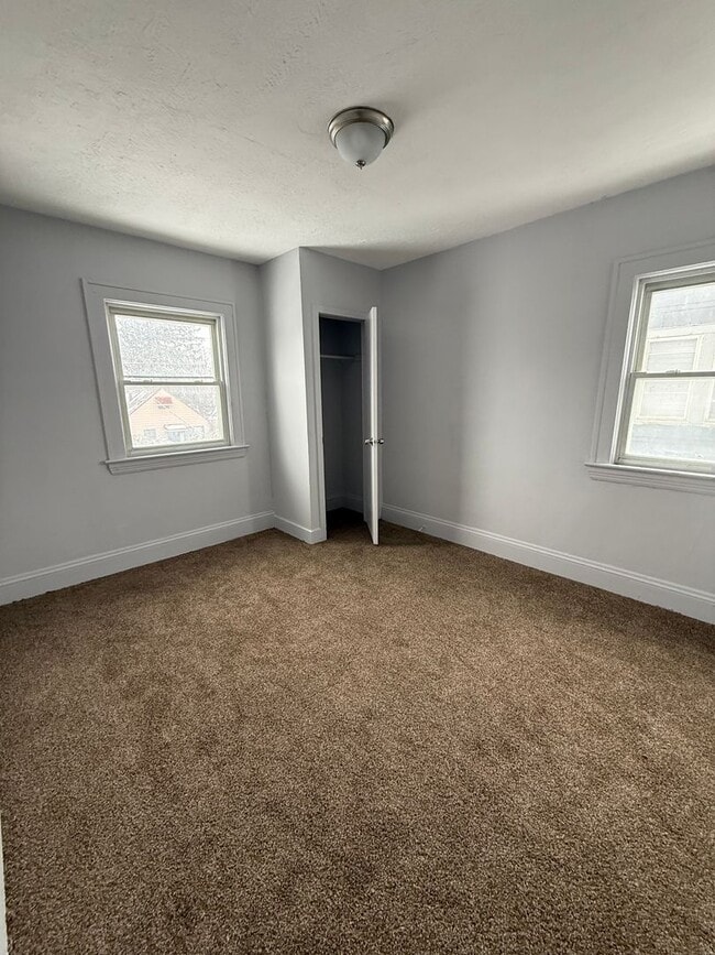 Building Photo - Lee/Harvard 4 bedroom Single