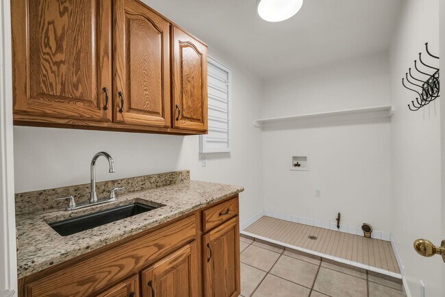 Building Photo - Spacious 7 Bed Kaysville Home with Two Kitchens