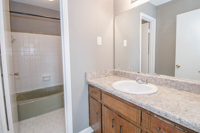 Building Photo - 807 Golf View Pl