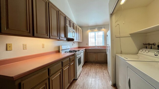 Building Photo - Desirable Pine Creek Condo Near Cal Poly  ...