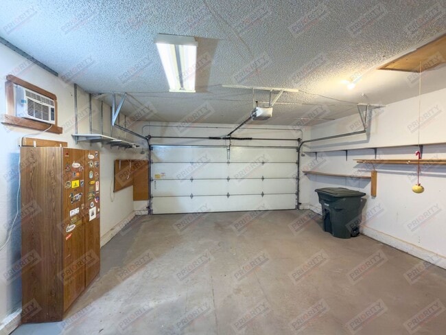 Building Photo - Main level living!