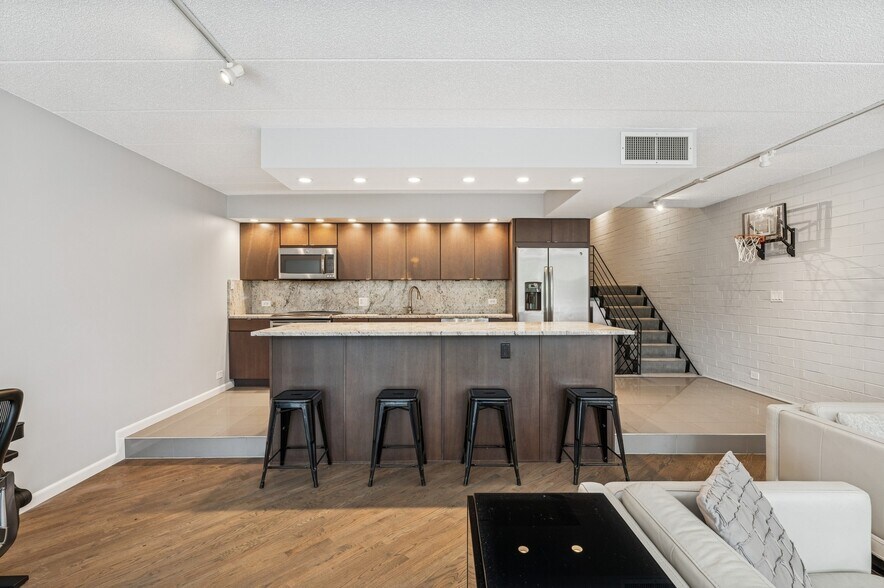 Building Photo - 630 Vernon Ave