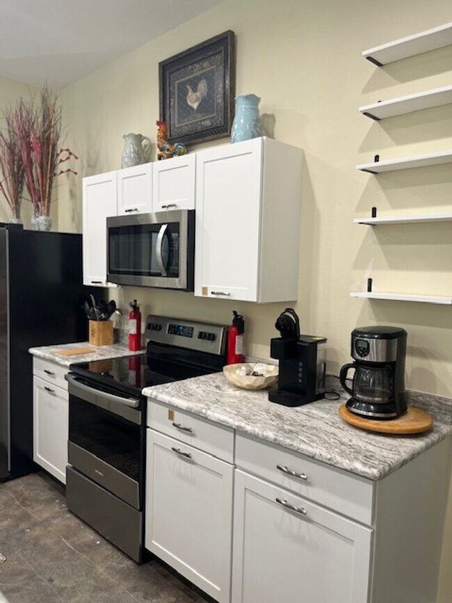 Building Photo - Gorgeous Fully Furnished 4BR/3BA Home – Id...