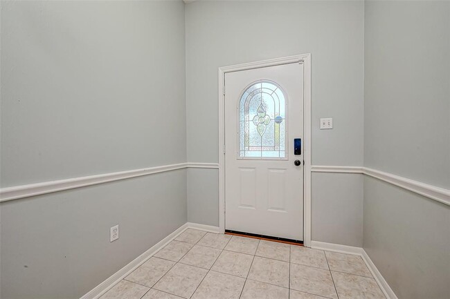 Building Photo - 7135 Woodland Oaks
