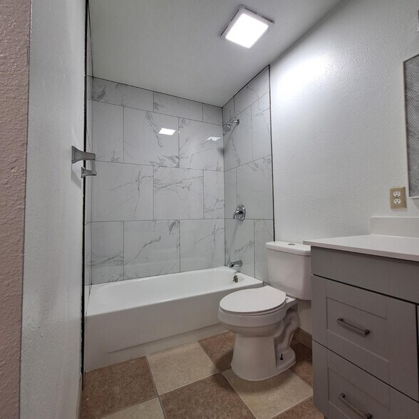 Building Photo - 1073 N 185 W