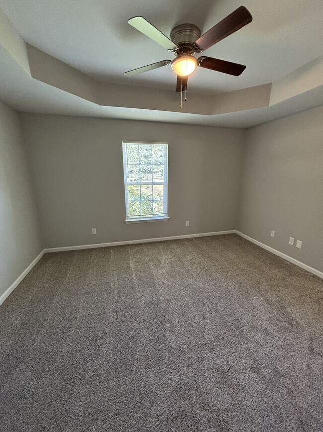Building Photo - 233 Royal Garden Dr
