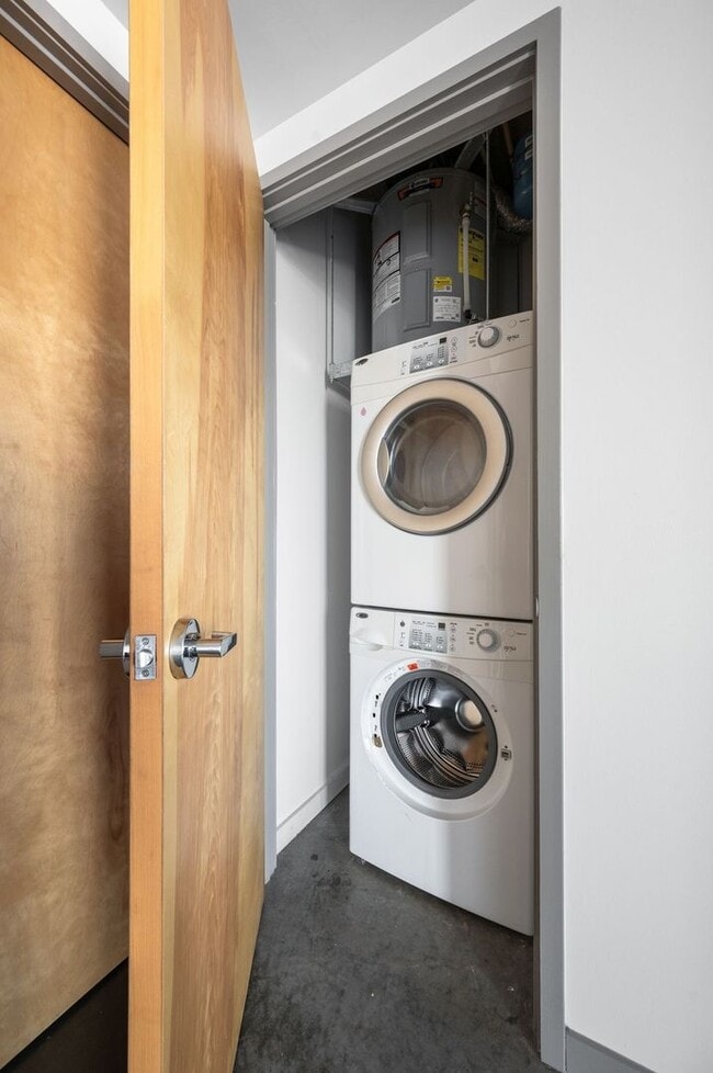 Building Photo - Awesome 1BE/1BA Condo in the Gulch w/2-res...