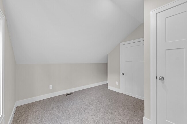 Building Photo - 9045 Hillcrest Dr