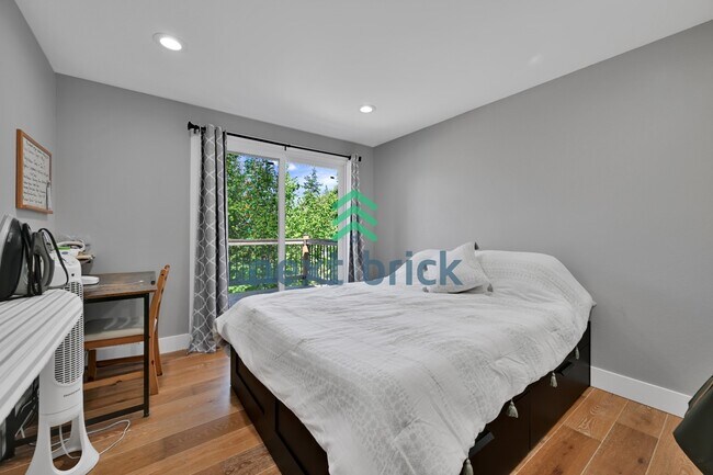 Building Photo - "Spacious 4-Bedroom Retreat with 3 Baths in the Heart of Kirkland – 2,480 Sq. Ft. of Pure Comfort!"