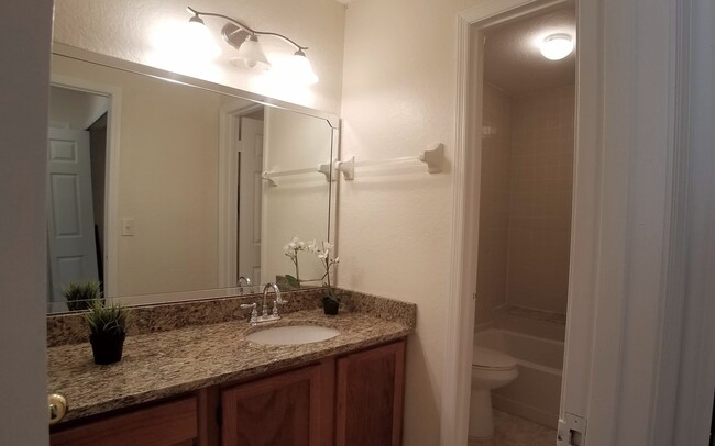 Building Photo - Beautiful second floor 1/1 Condo x Rent @ ...