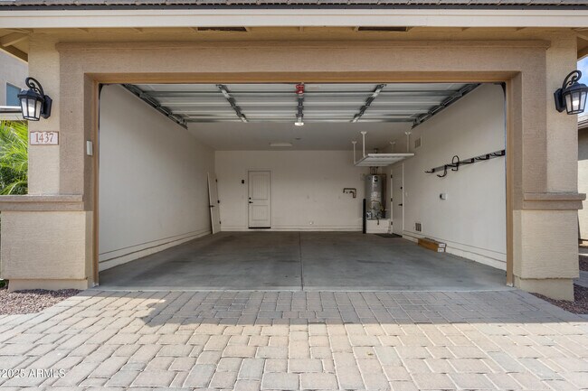 Building Photo - 1437 W Smoke Tree Ave
