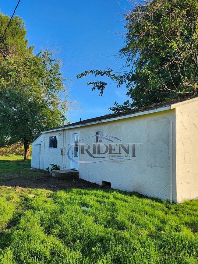 Building Photo - MOVE IN SPECIAL! FRESHLY painted interior! NEW vinyl flooring! This is a 2 Bedroom, 1 bath house ...