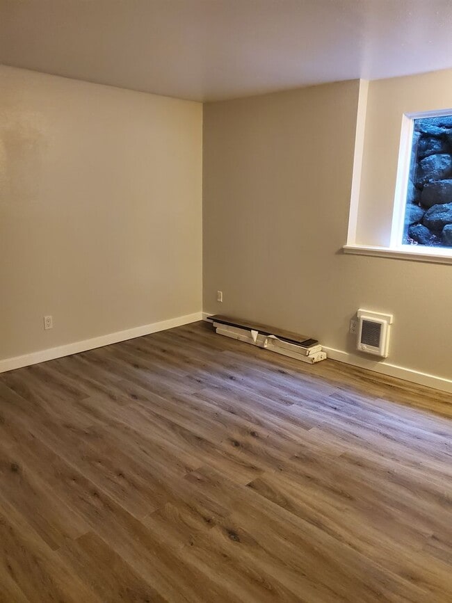 Building Photo - Cute 2 Bedroom 1 bath apartment in the heart of Silverdae