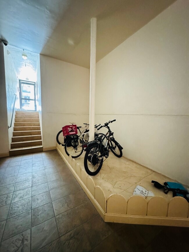 Building Photo - 870 Grove St