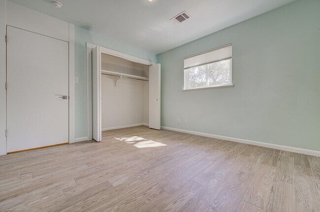 Building Photo - 2400 Spring Creek Dr