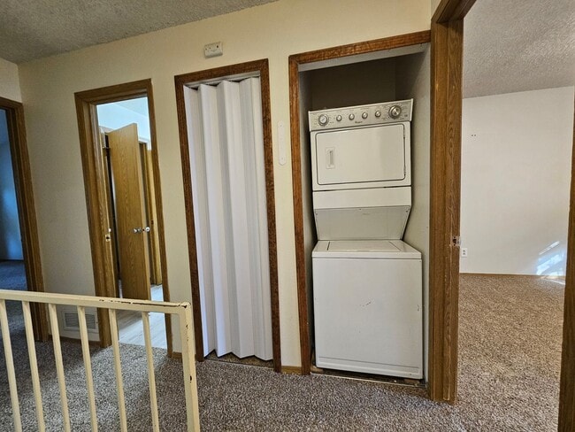 Building Photo - Spacious 2 Bed Townhome w/ Fenced Yard & N...