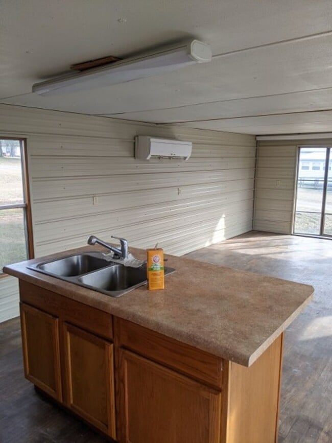 Building Photo - Come take a look at this 2-bedroom 1-bathroom in New Blaine.