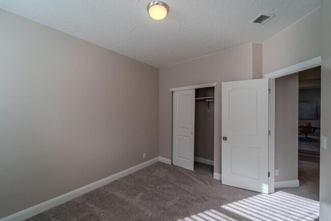 Building Photo - Beautiful 3 bed 2 bath Desert Color Home! ...