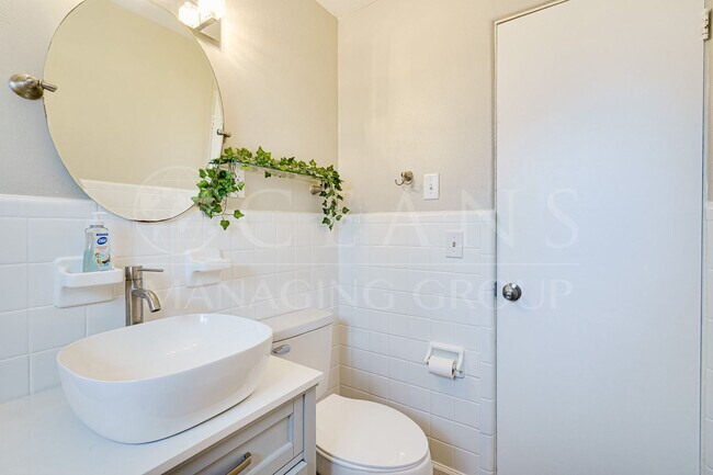 Building Photo - Beautifully Remodeled 3 Bedroom Home in th...