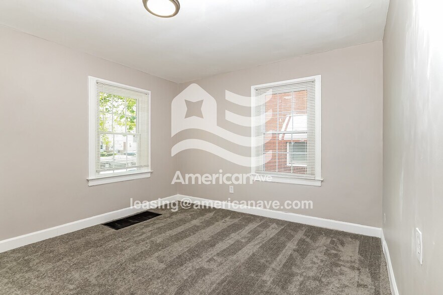 Building Photo - 716 Iowa Ave