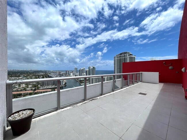 Building Photo - 2600 E Hallandale Beach Blvd