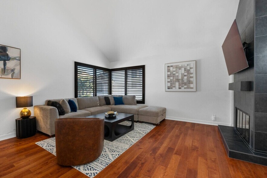 Building Photo - 526 Via De La Valle