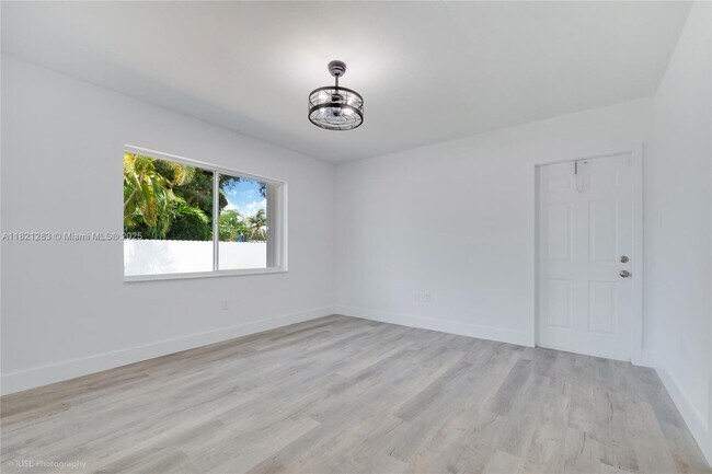 Building Photo - 6250 SW 62nd Pl