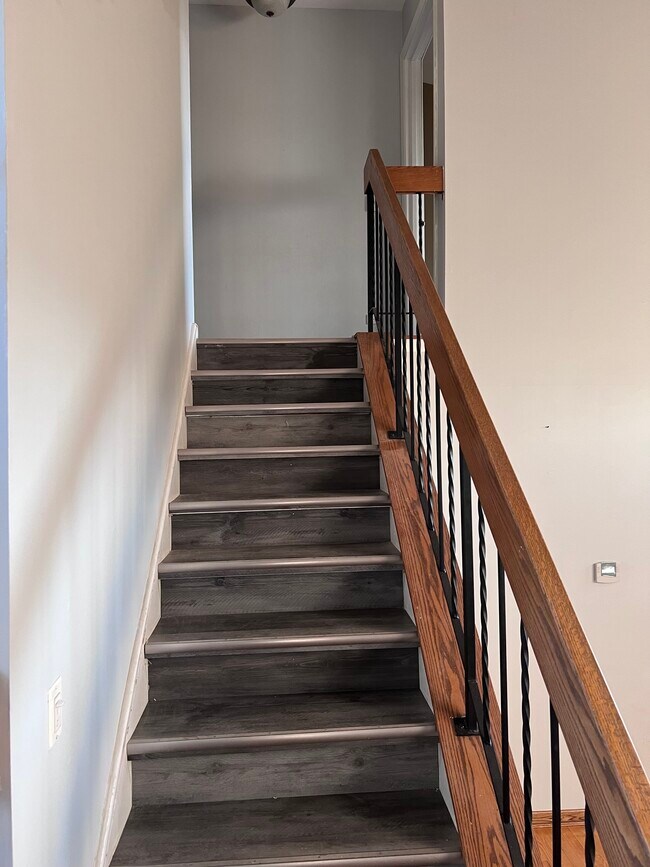 Building Photo - 820 Dracut Ln