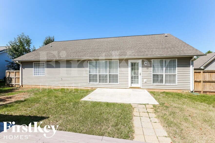 Building Photo - 200 Summer Hill Dr