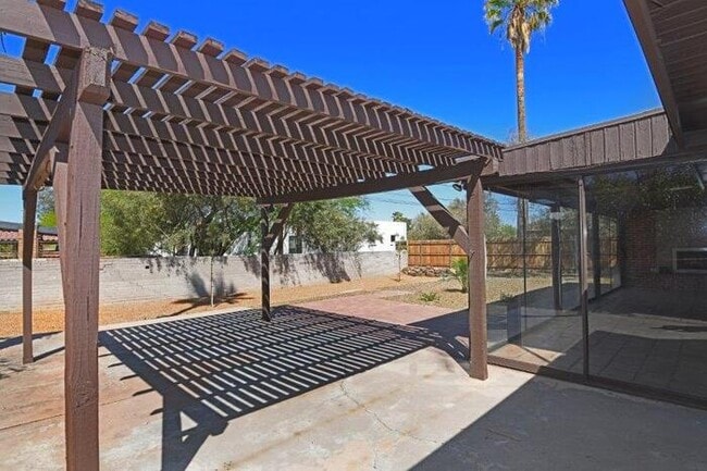 Building Photo - Charming Sam Hughes Brick Home with large ...