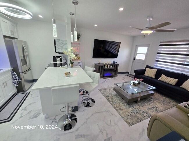 Building Photo - 2909 Middle River Dr