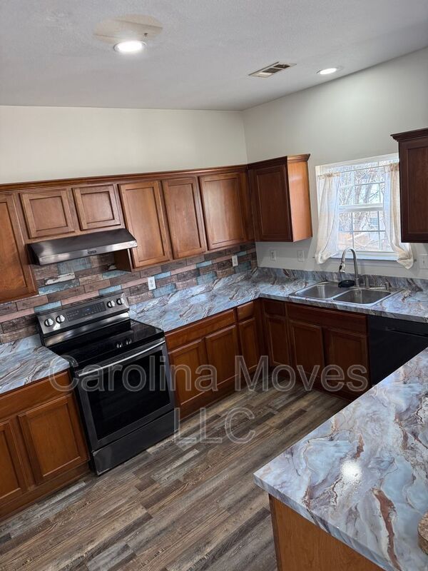 Building Photo - 223 Collingwood Ln